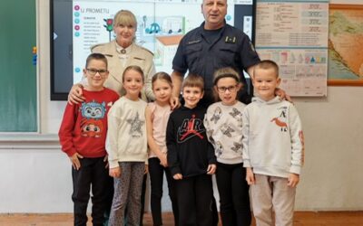 Sigurni koraci prvašića uz savjete prometnog policajca