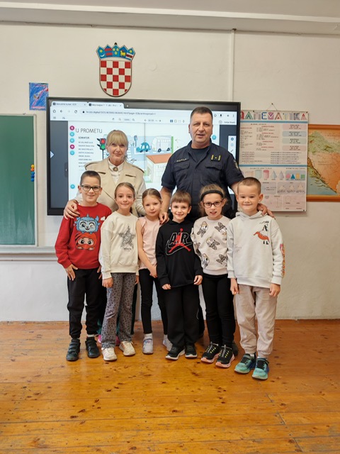 Sigurni koraci prvašića uz savjete prometnog policajca